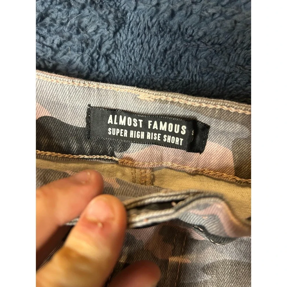 Almost Famous Shorts Women Size 5 Camo Super High Rise Frayed Hem 5‎ Pockets